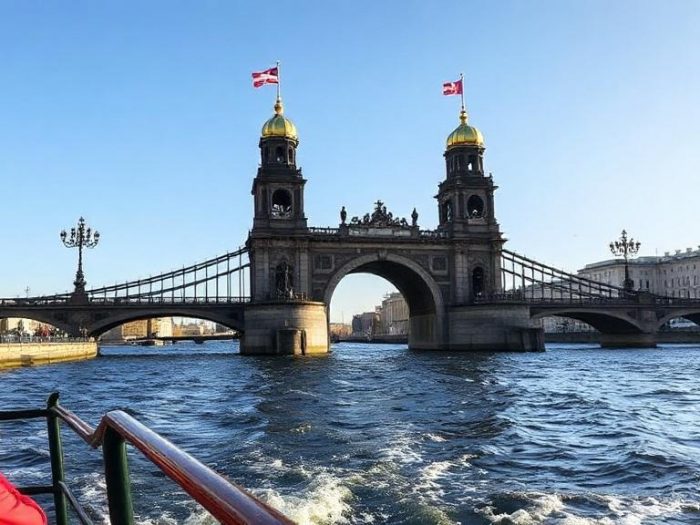 Ночная магия Невы: прогулка на теплоходе к разводу мостов в Санкт-Петербурге