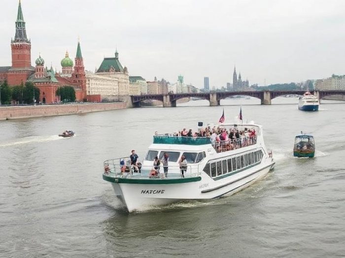 Плывём по сердцу города: центральный прогулочный маршрут по Москве-реке на теплоходе
